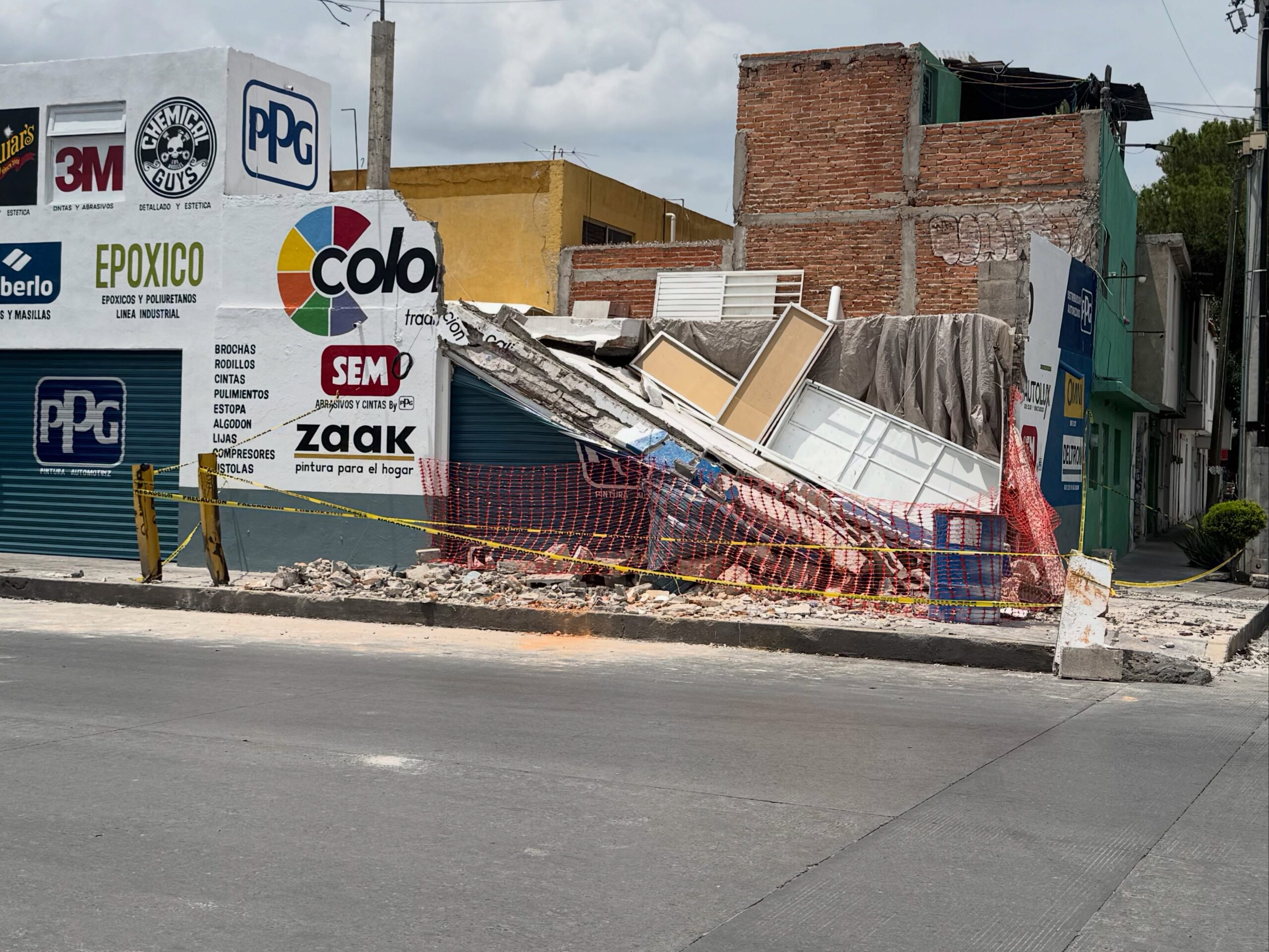 BORRACHAZO EN PEDRO MORENO COLAPSA TIENDA DE PINTURAS